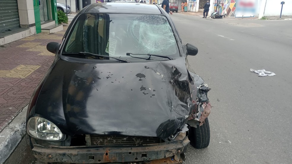 Carro foi atingido pela moto ao atravessar um semáforo aberto. — Foto: Divulgação/Polícia Militar