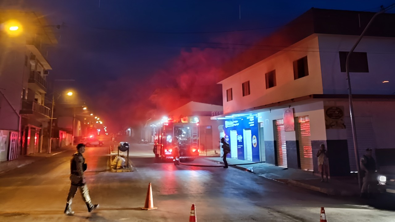 Mulher deixa vela acesa em cima da geladeira, vai dormir e acorda com apartamento tomado por fumaça em MG