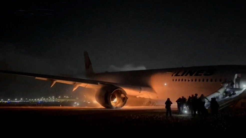 Evacuação de passageiros de avião em chamas no Japão — Foto: Reprodução/TV Globo