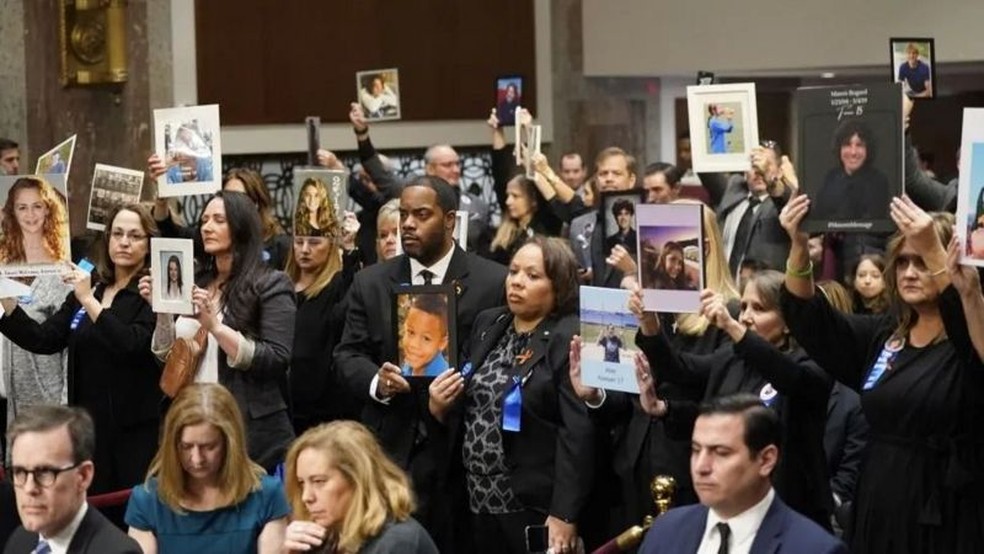 Pais de filhos que se machucaram ou se mataram por causa de redes sociais se manifestaram na audiência — Foto: Getty Images