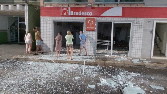 Criminosos explodem agência bancária e invadem outra; local foi isolado - Foto: (Marcelo Fernandes Rodrigues/ colaboração)