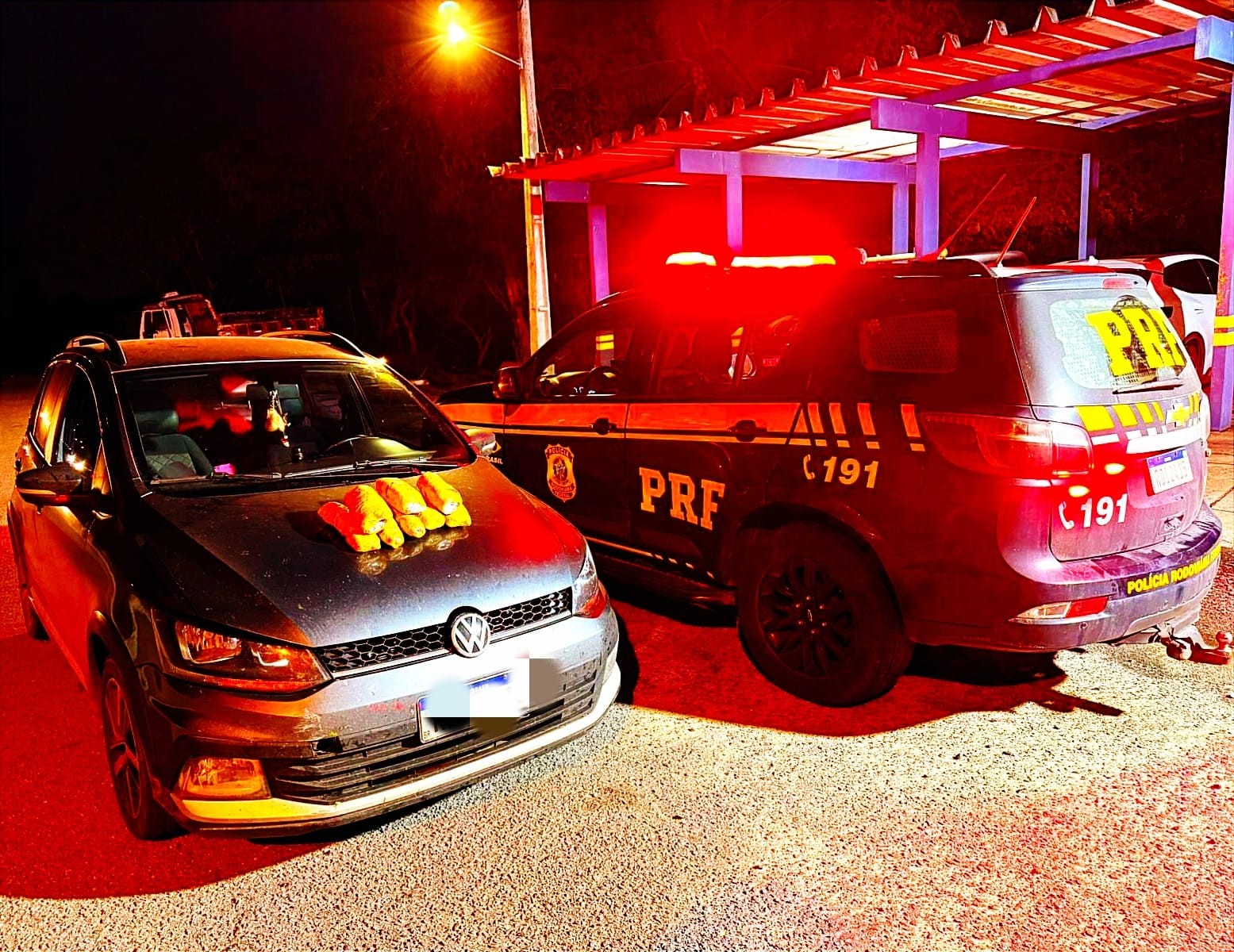 Polícia encontra droga escondida em airbag de veículo e prende quatro mulheres na Bahia