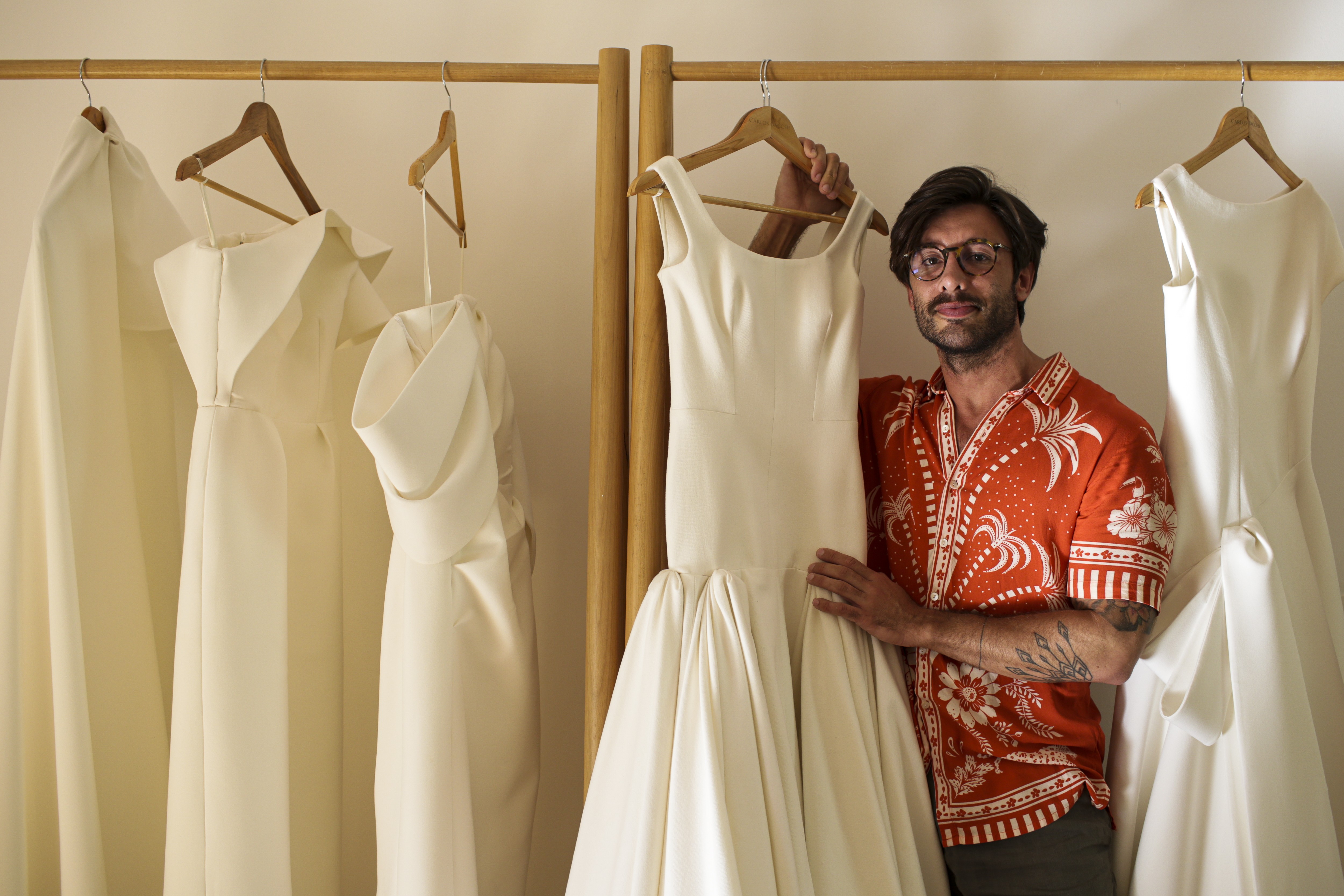 Quem é o único brasileiro entre os 25 melhores estilistas de vestidos de noiva do mundo (e qual é o segredo das criações)