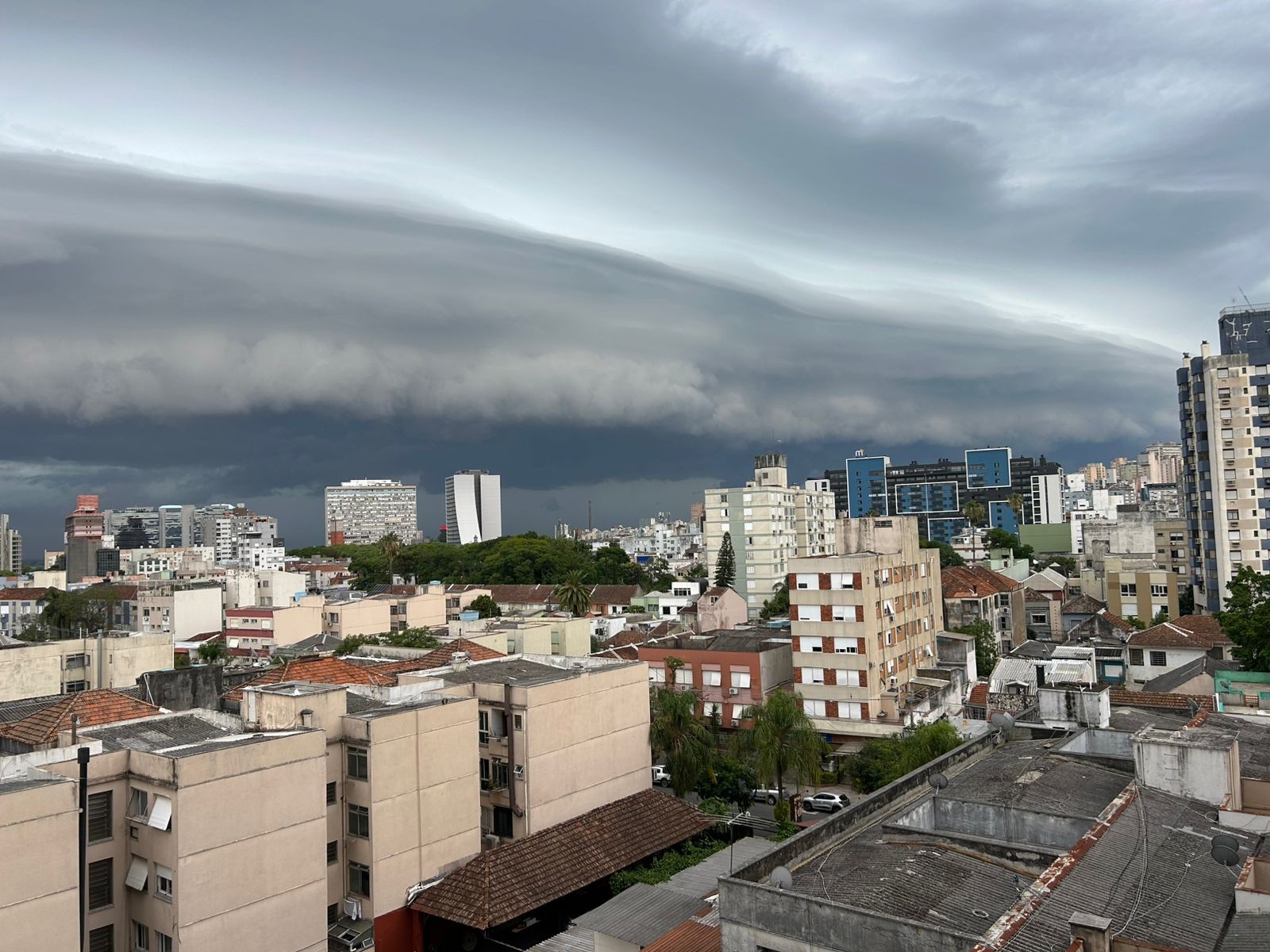 Após calorão de até 38ºC, Inmet emite aviso laranja de perigo para todo o RS com previsão de tempestade nesta sexta