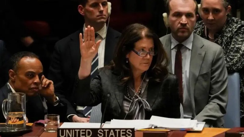 A enviada interina dos EUA para a ONU, Dorothy Camille Shea, vota no Conselho de Segurança da ONU. — Foto: Reuters via BBC