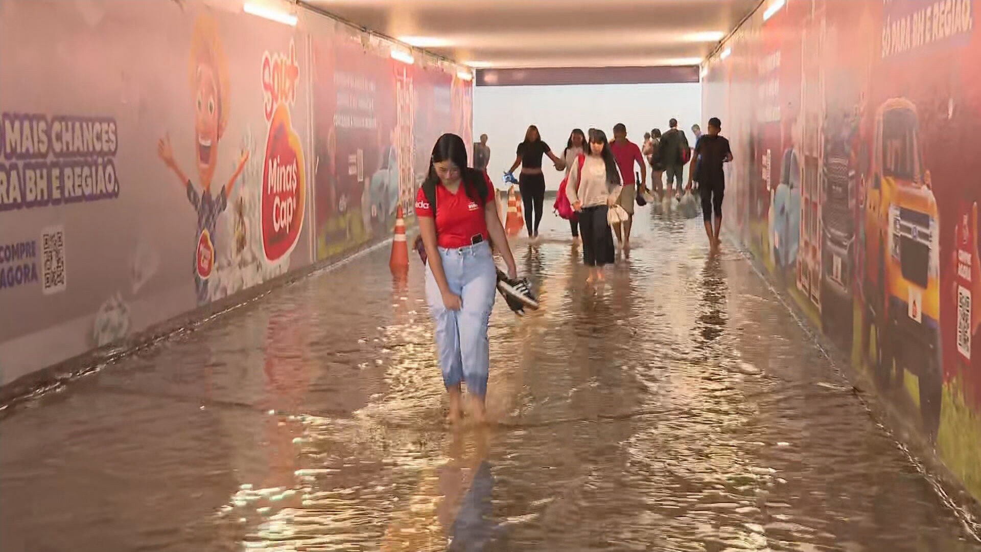 Chuva alaga túnel, e pedestres atravessam passarela descalços; VÍDEO 