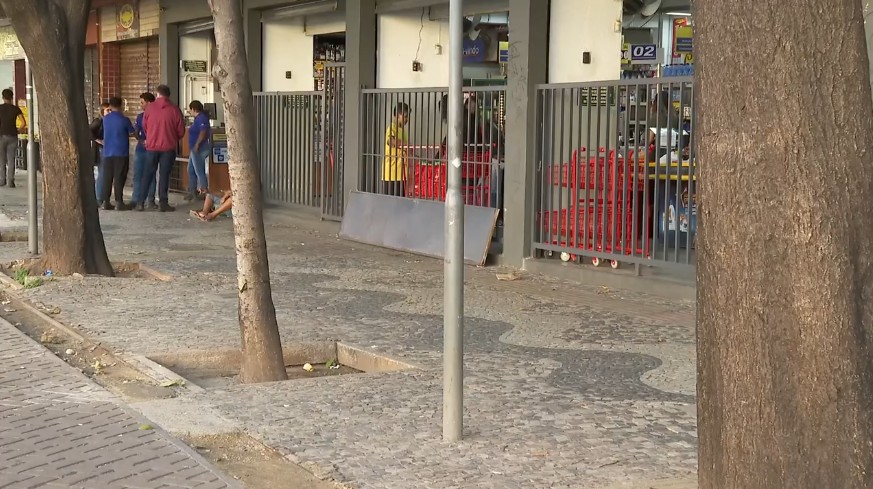 Fiscal de supermercado é esfaqueado no pescoço em BH