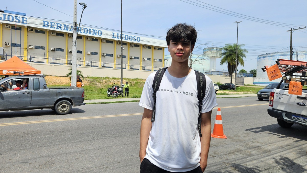Estudante chega com antecedência para 2° dia do Enem 2025 para testar conhecimentos, em Manaus