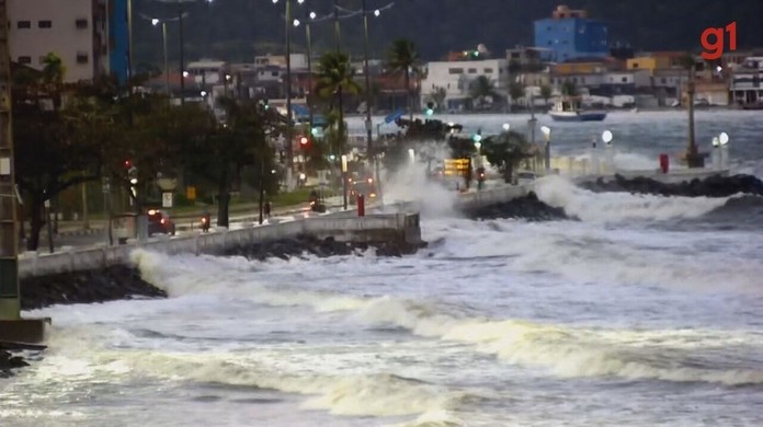 Ressaca marítima atinge orla de Santos, SP