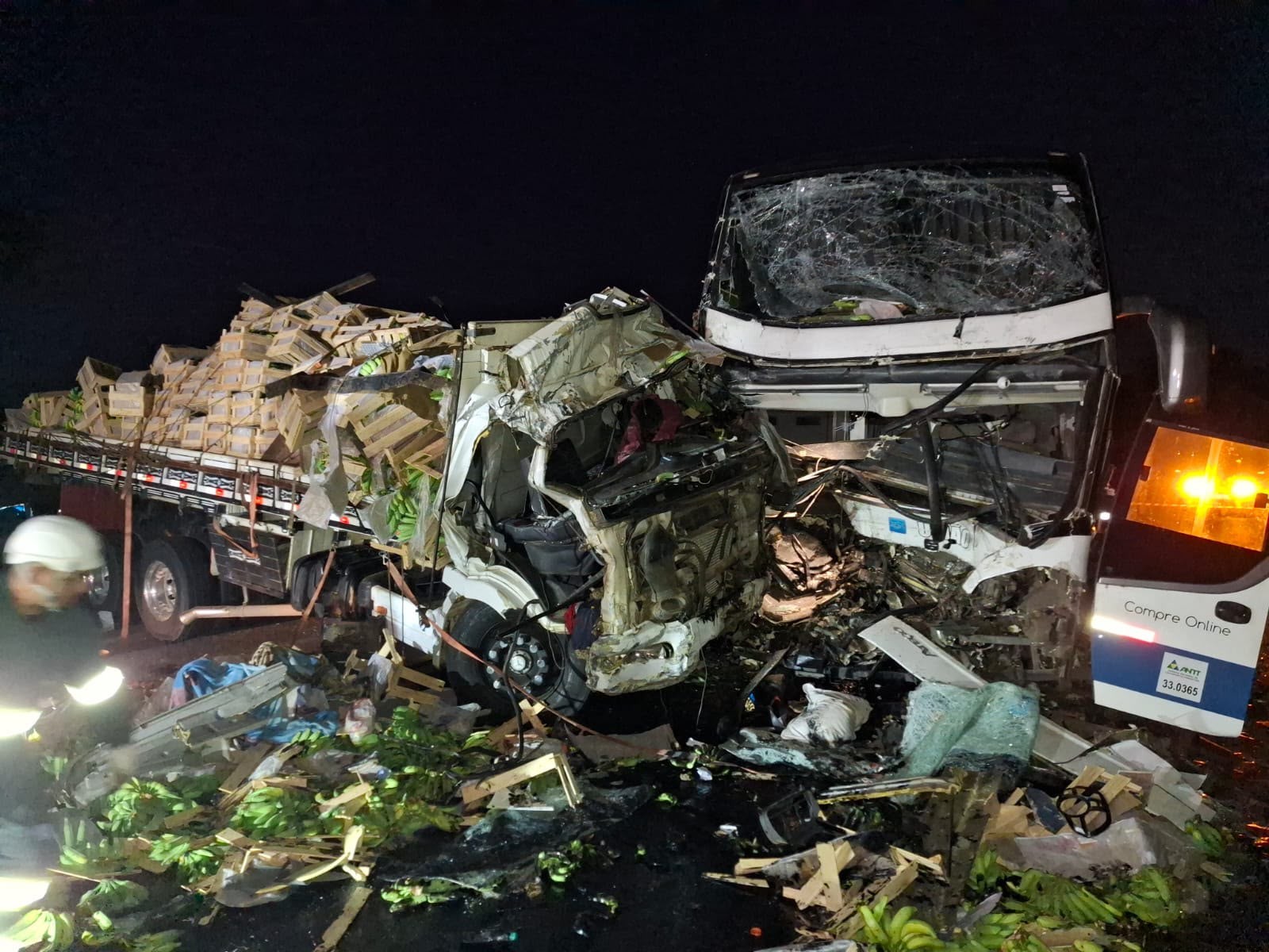 Acidente entre ônibus e caminhão deixa dois motoristas mortos e feridos na BR-116, em MG 