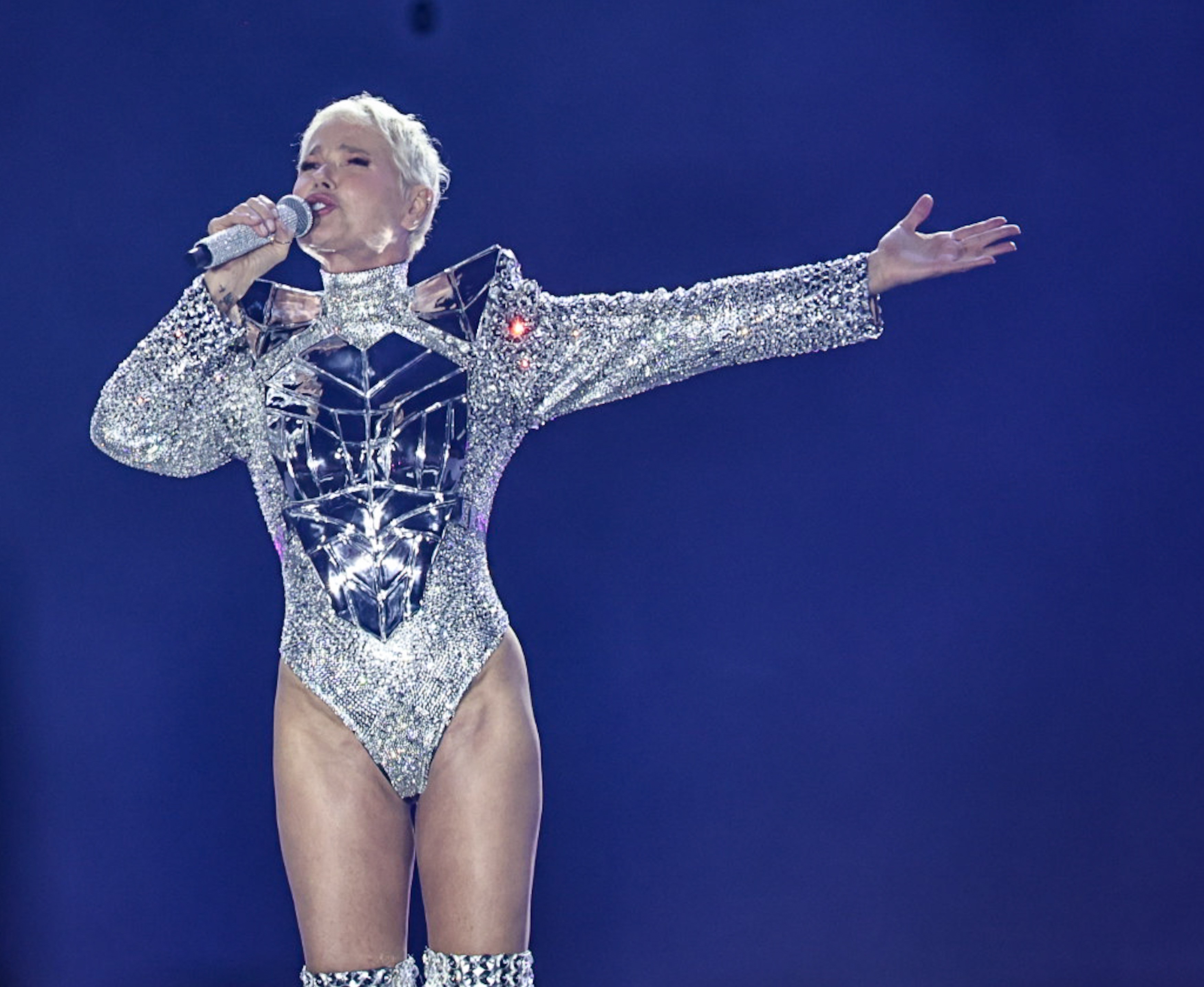 Xuxa ironiza comentários sobre figurino da turnê: ‘Último voo da virilha’