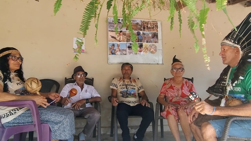 Semanalmente, os mestres Isú-Kariri visitam os estudantes para ensinar sobre plantas medicinais, ciências da natureza, artesanato e histórias ancestrais. — Foto: Laerto Xenofonte.