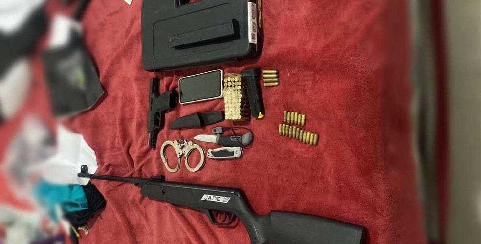 No imóvel do suspeito foram localizados uma pistola calibre, 124 munições, faca, canivete e outros materiais ilícitos guardados em um cofre. — Foto: Polícia Civil/ Divulgação