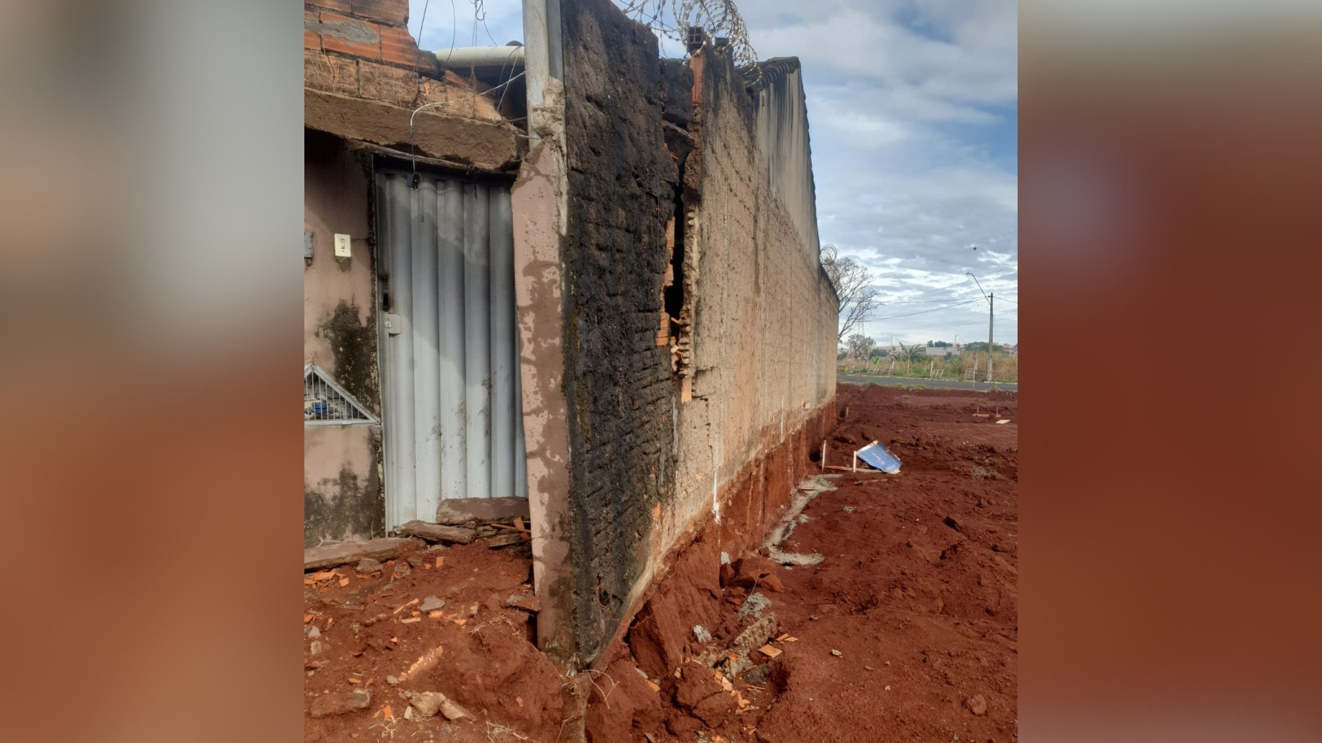 Casa é interditada após obra no terreno vizinho causar risco de desabamento em Uberlândia; 'Quase derrubou a casa', diz Defesa Civil