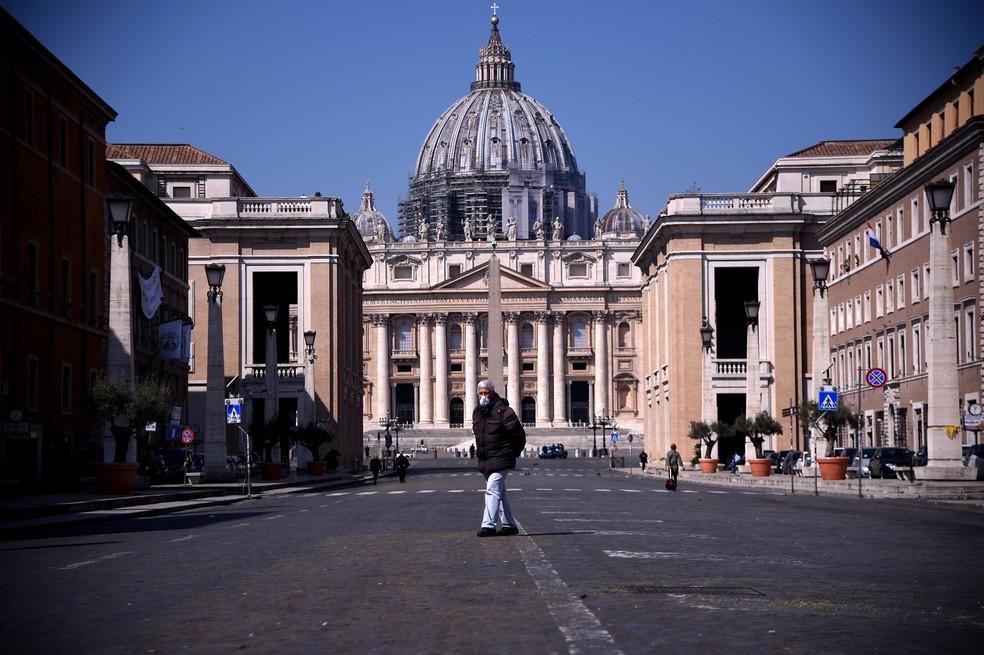 Homem caminha pela Praça de São Pedro, no Vaticano — Foto: Filippo Monteforte / AFP