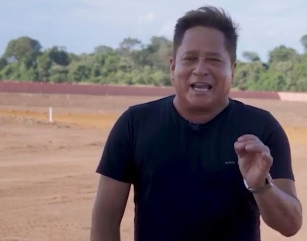 Cantor aparece como garoto propaganda de uma das empresas imobilirias responsveis pelos lotes.  Foto: Reproduo