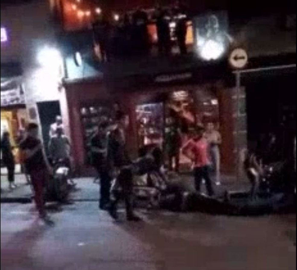 Movimentação de pessoas na frente do Malta Rock Bar após o crime — Foto: Reprodução/Redes sociais