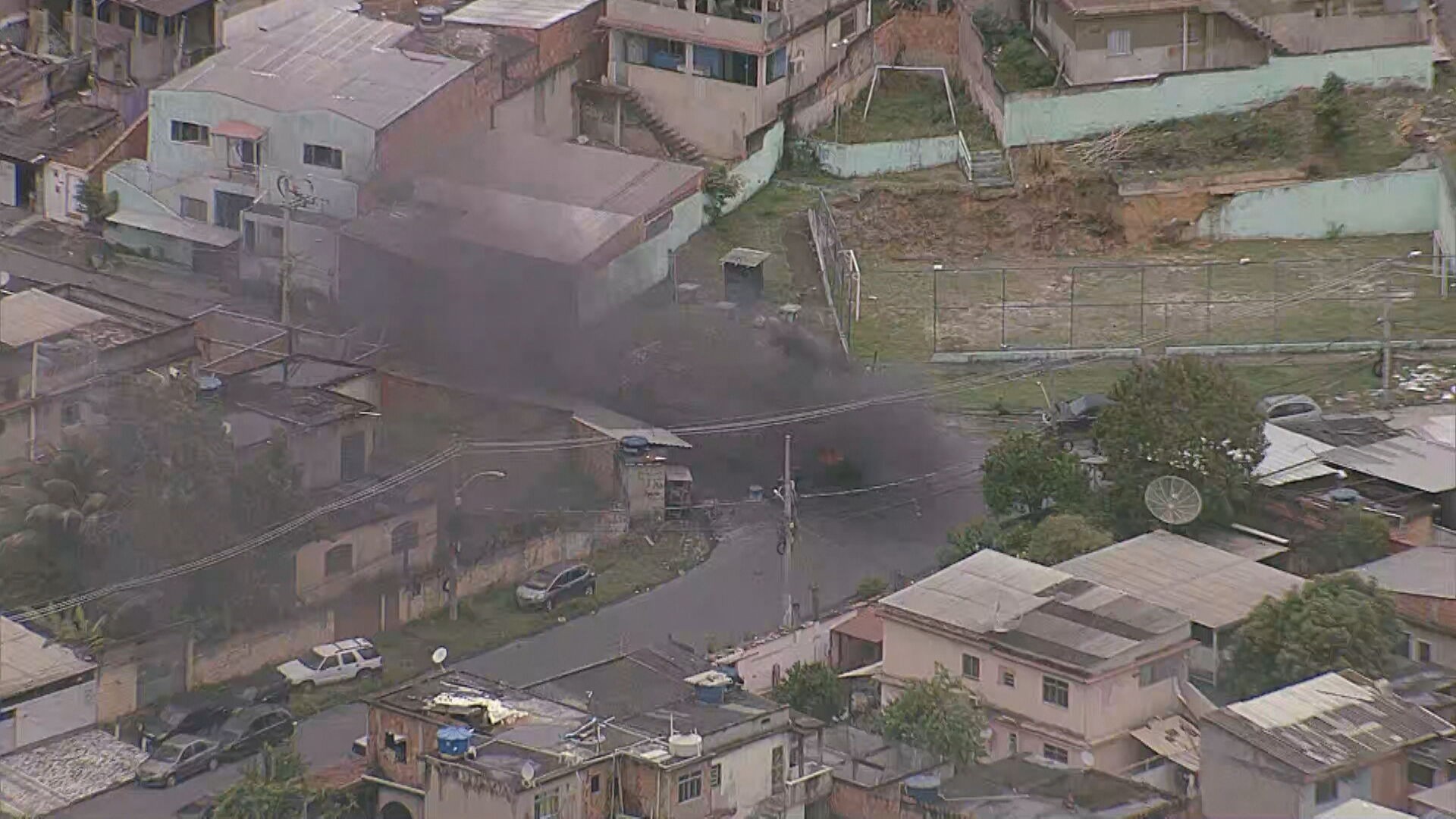 Bandidos incendiam barricadas durante operação da PM no Complexo do Chapadão