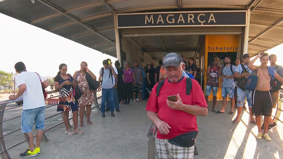 Ônibus comuns e trens circulam com restrições no dia seguinte a ataques na Zona Oeste