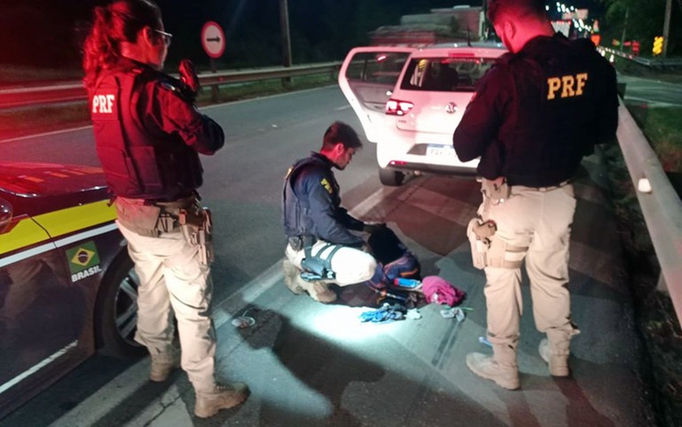 Homem é preso em veículo furtado com 1 kg de cocaína na Fernão Dias, em Perdões — Foto: PRF