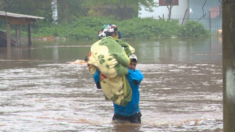 Chuva forte causa estragos em cidades do RS — Foto: Reprodução/ RBS TV