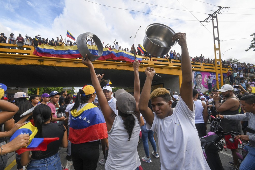 Manifestantes levam panelas em ato contra Nicols Maduro na cidade de Valencia, na Venezuela, em 29 de julho de 2024 — Foto: Jacinto Oliveros/AP Photo