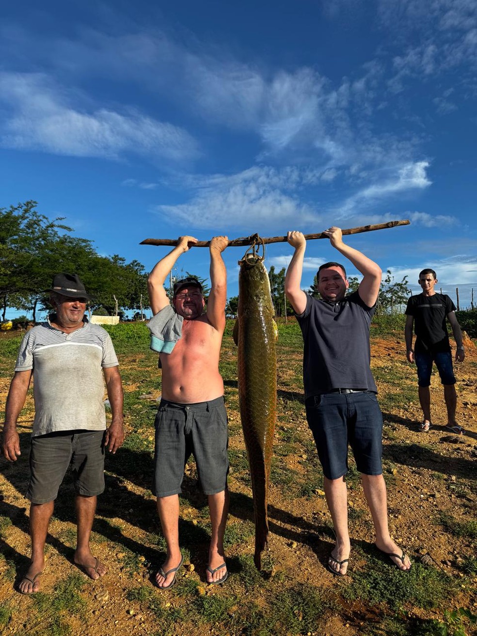Pescadores mostram um dos peixes capturados em São Francisco do Oeste, RN — Foto: Cedida