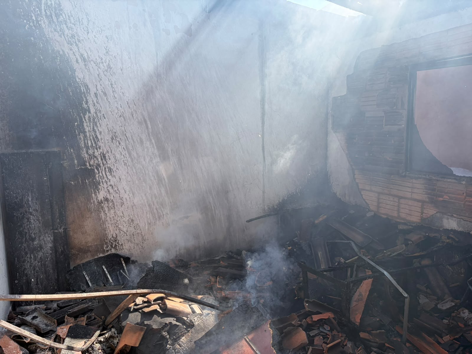 Telhado de casa desaba e móveis são destruídos por incêndio em Montes Claros
