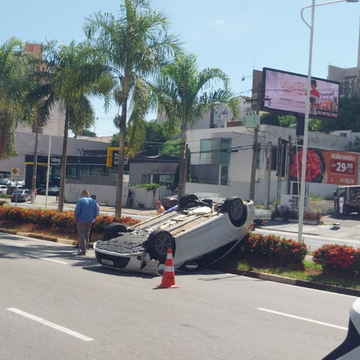 Carro capota após acidente e bloqueia faixa da Norte-Sul, em Campinas