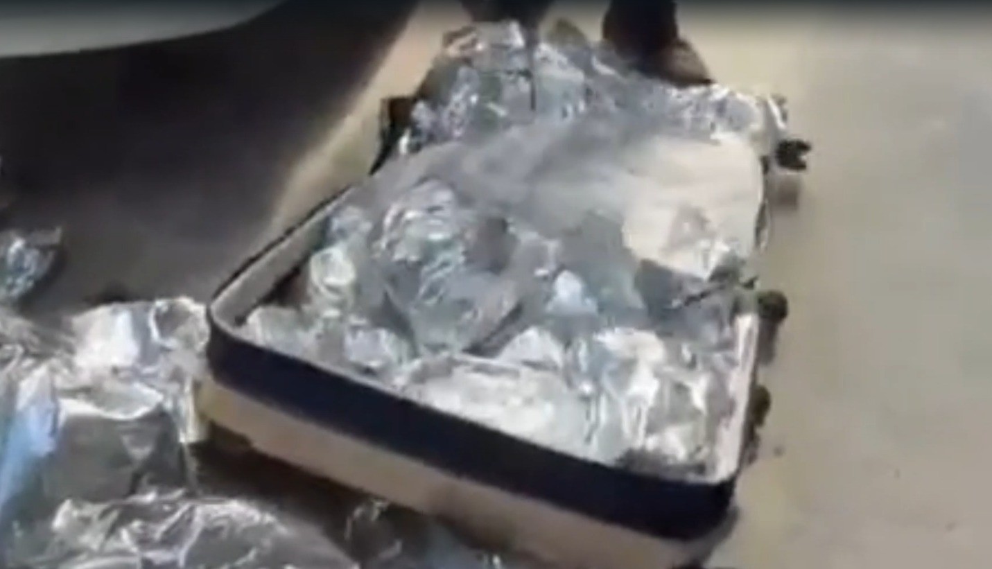 Dois homens são presos com 60 quilos de maconha escondidos dentro de carro e casa na Região Metropolitana de Salvador