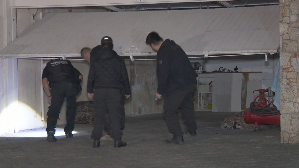 Políciais abriram a garagem e encontraram o idoso morto no chão coberto por um tapete — Foto: Reprodução/TV Globo