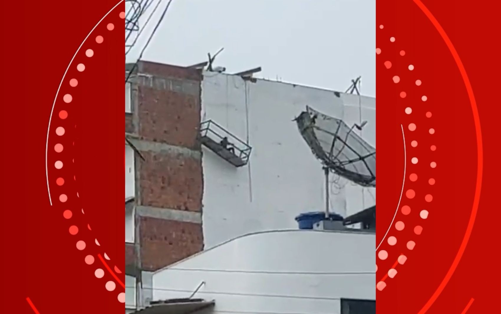 VÍDEO: trabalhador fica pendurado em andaime após corda ceder na Bahia