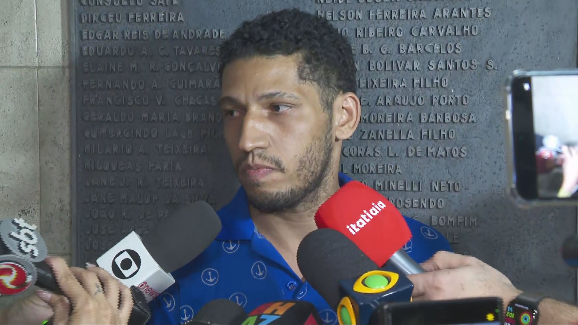 Entregador que socorreu mulher trans após agressão em BH diz que tentou pagar dívida de R$ 22; 'não encosta mais na menina', pediu