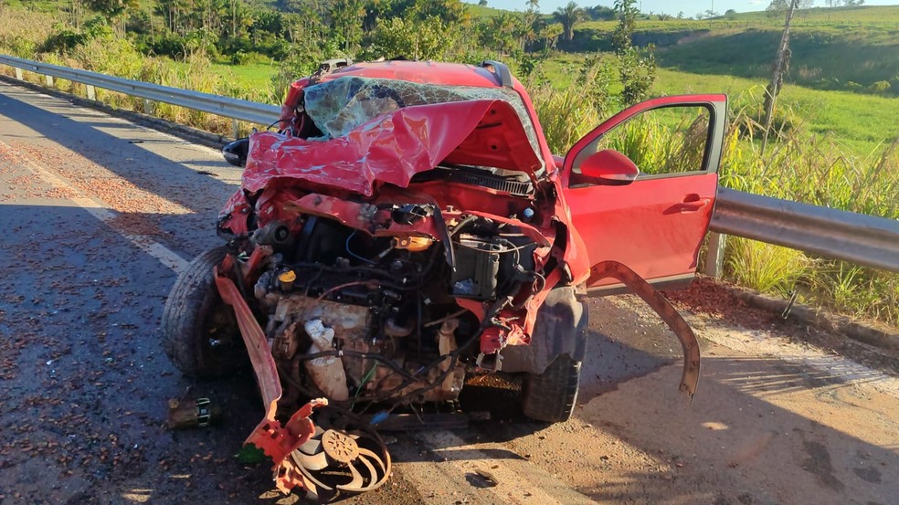 Três mulheres morrem após pneu furar e carro bater em caminhonete na BR-422, no Pará. — Foto: Divulgação/PM