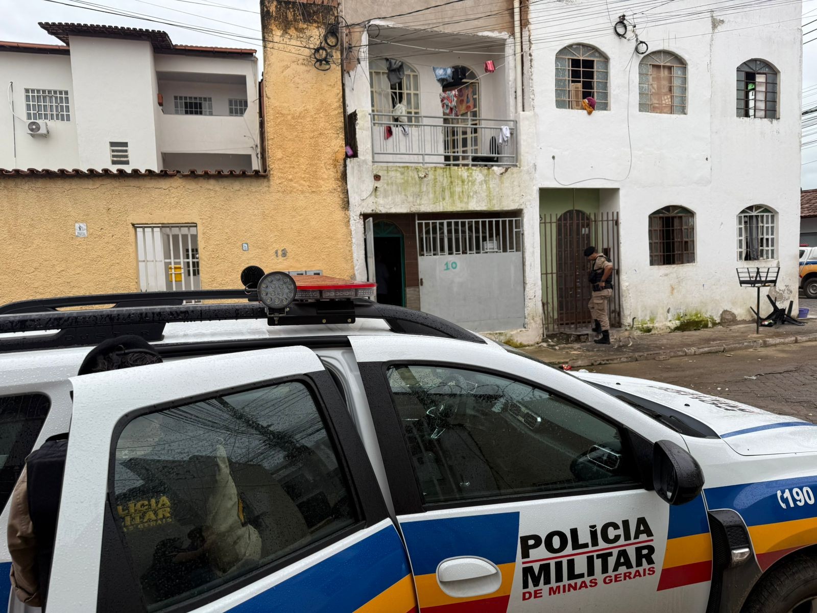 Jovem é atingido por tiros, corre para dentro de casa, mas morre em Governador Valadares