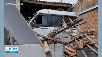ônibus invade casa em Araguaína
