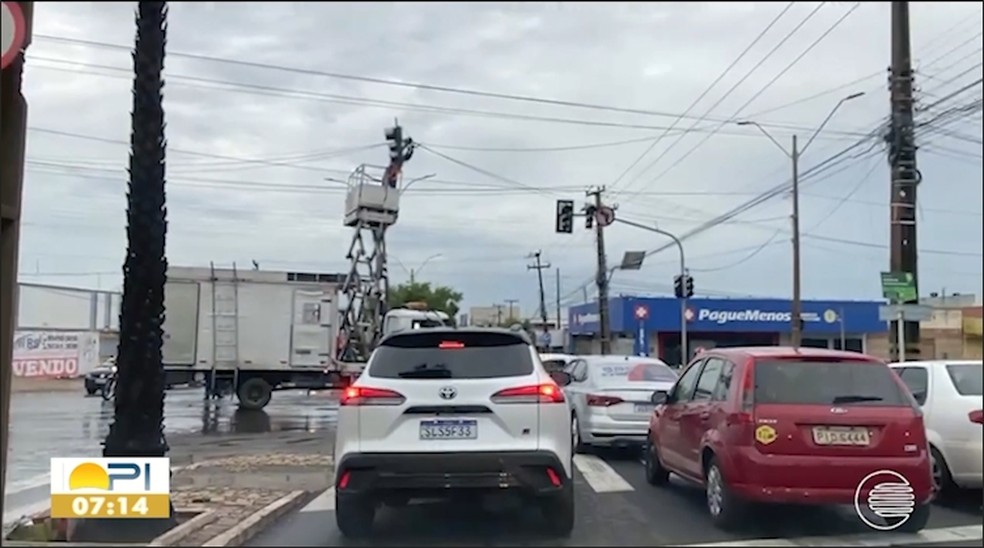 Semáforo quebrado no cruzamento das avenidas Miguel Rosa e Professor Valter Alencar, na Zona Sul de Teresina — Foto: Reprodução