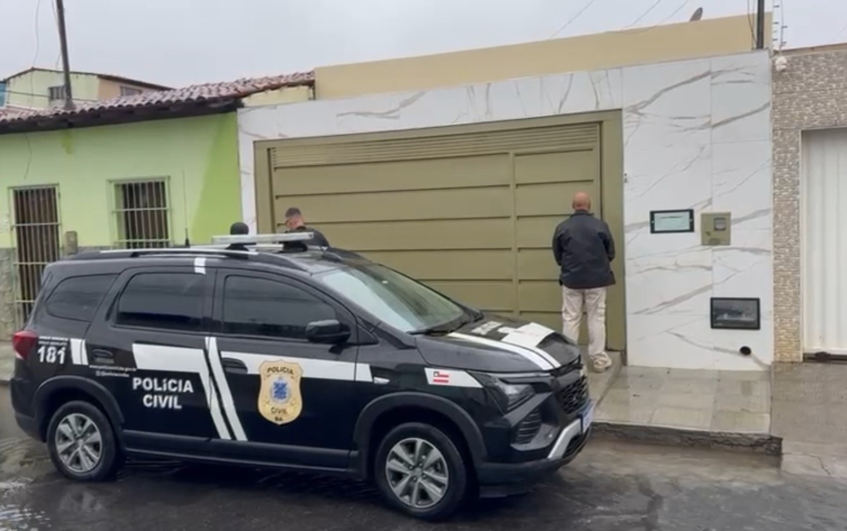 Mandado de busca e apreensão é cumprido contra ex-funcionária suspeita de roubar R$ 300 mil de loja de autopeças na Bahia