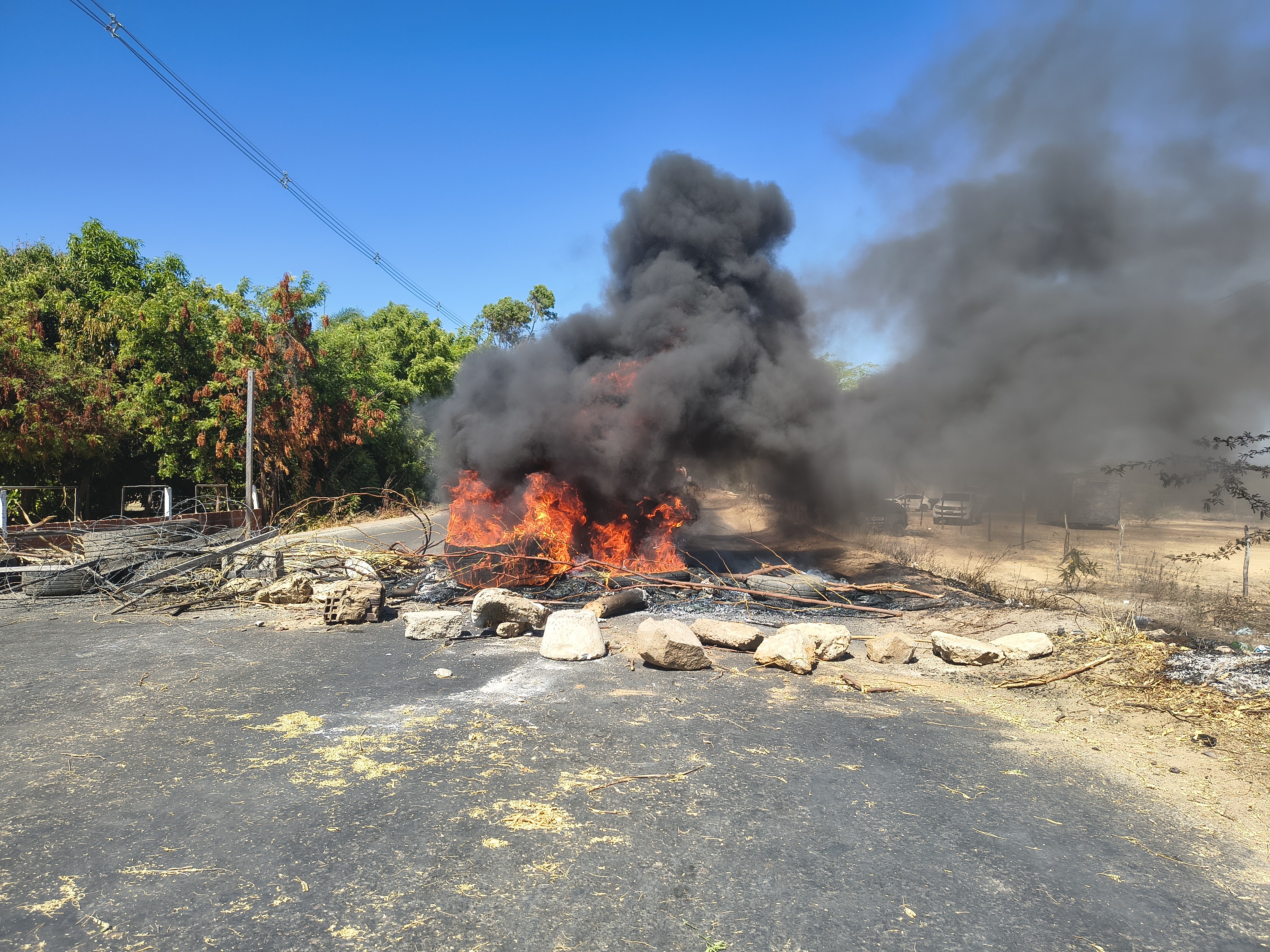 Protesto em Petrolina bloqueia PE-626 em cobrança por água