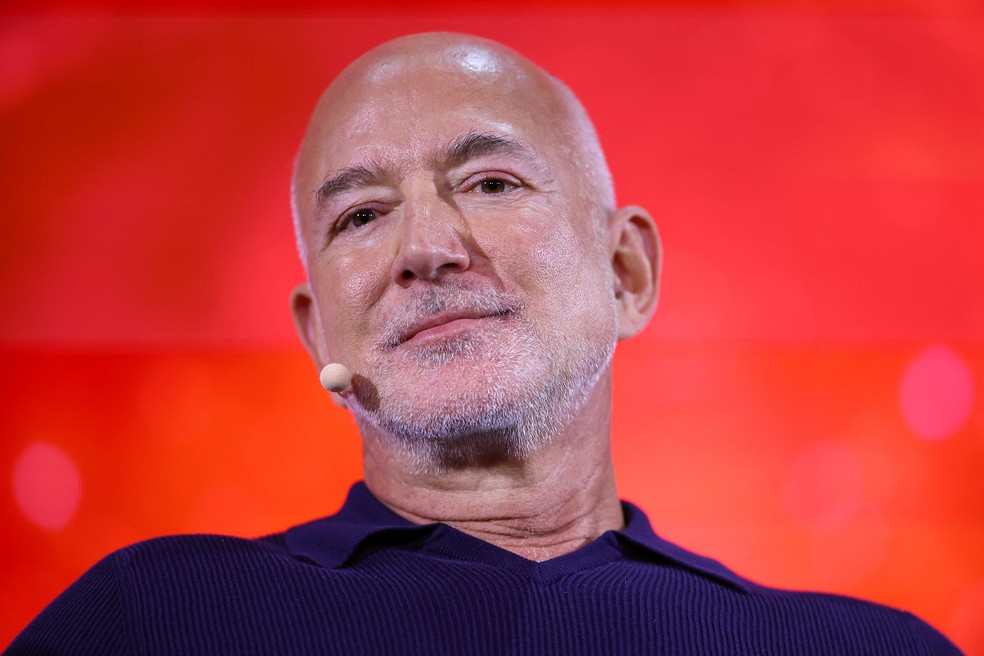 Jeff Bezos, fundador da Amazon e da Blue Origin, e cofundador e co-CEO da Prometheus, participa da 10ª edição da feira de startups e inovação tecnológica VivaTech em Paris, na França, em junho de 2026. — Foto: Abdul Saboor/Reuters