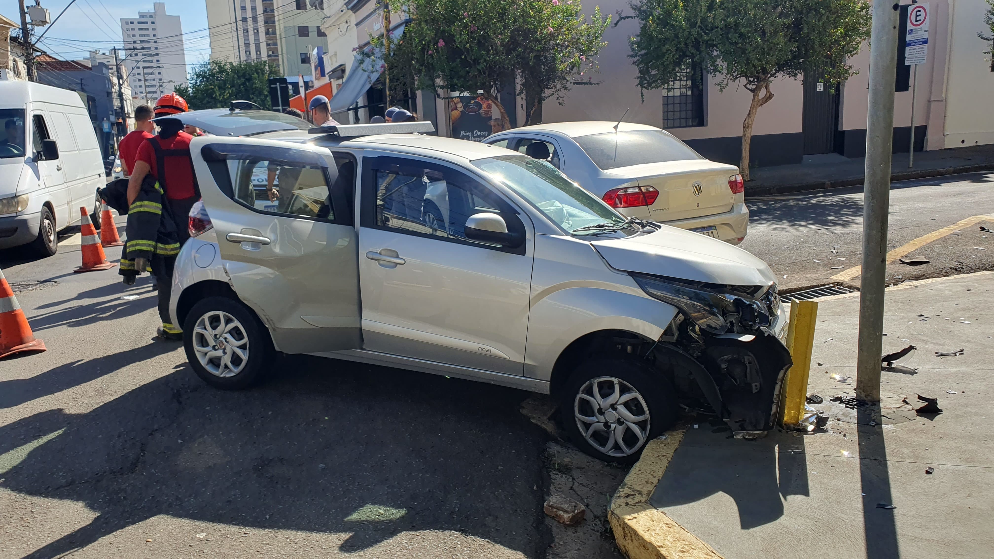 Acidente no Centro de Piracicaba deixa um ferido e interdita Rua Riachuelo
