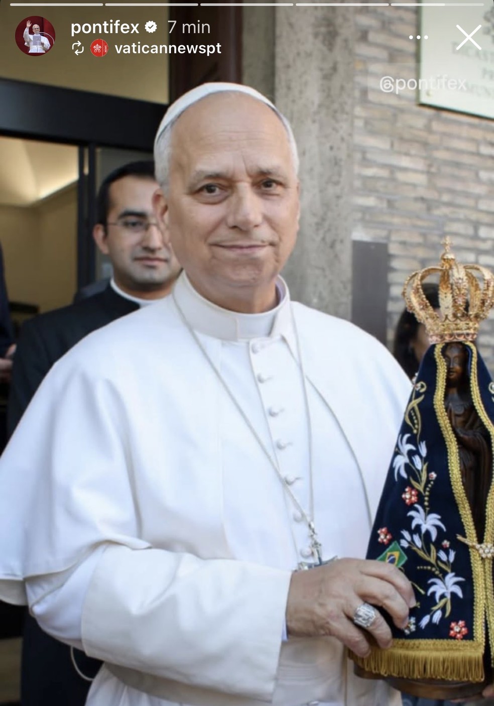 Papa Leão XIV com imagem de Nossa Senhora Aparecida — Foto: Reprodução/Instagram