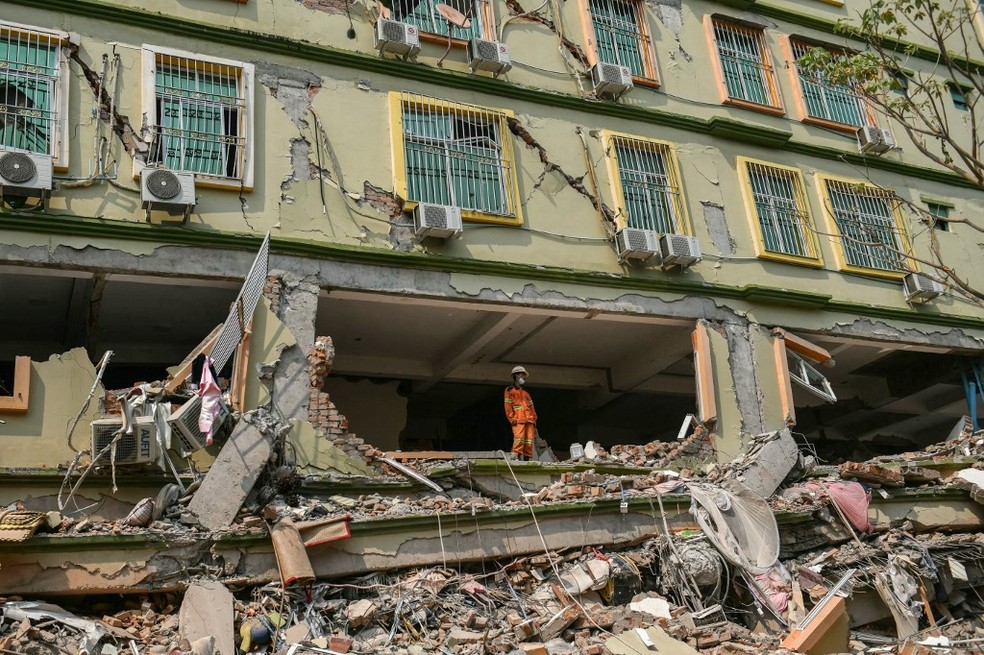 Escombros de edifício destruído do Sky Villa Condominium, em Mandalay, Mianmar, em 29 de março de 2025, um dia depois que um terremoto atingiu o centro do país — Foto: Sai Aung Main / AFP