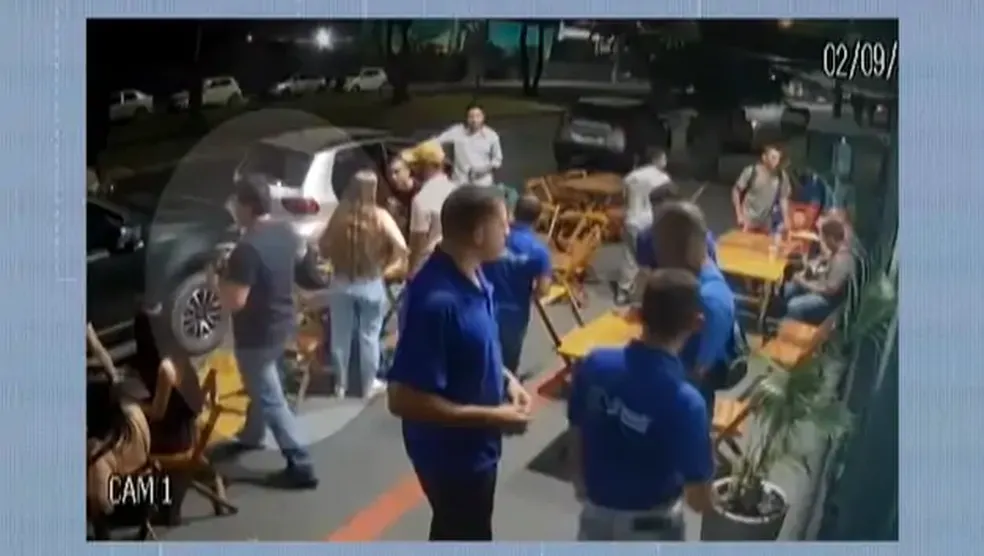 Frederico, de camiseta preta, morreu após ser atropelado na Av. Beira Rio.  — Foto: Reprodução 