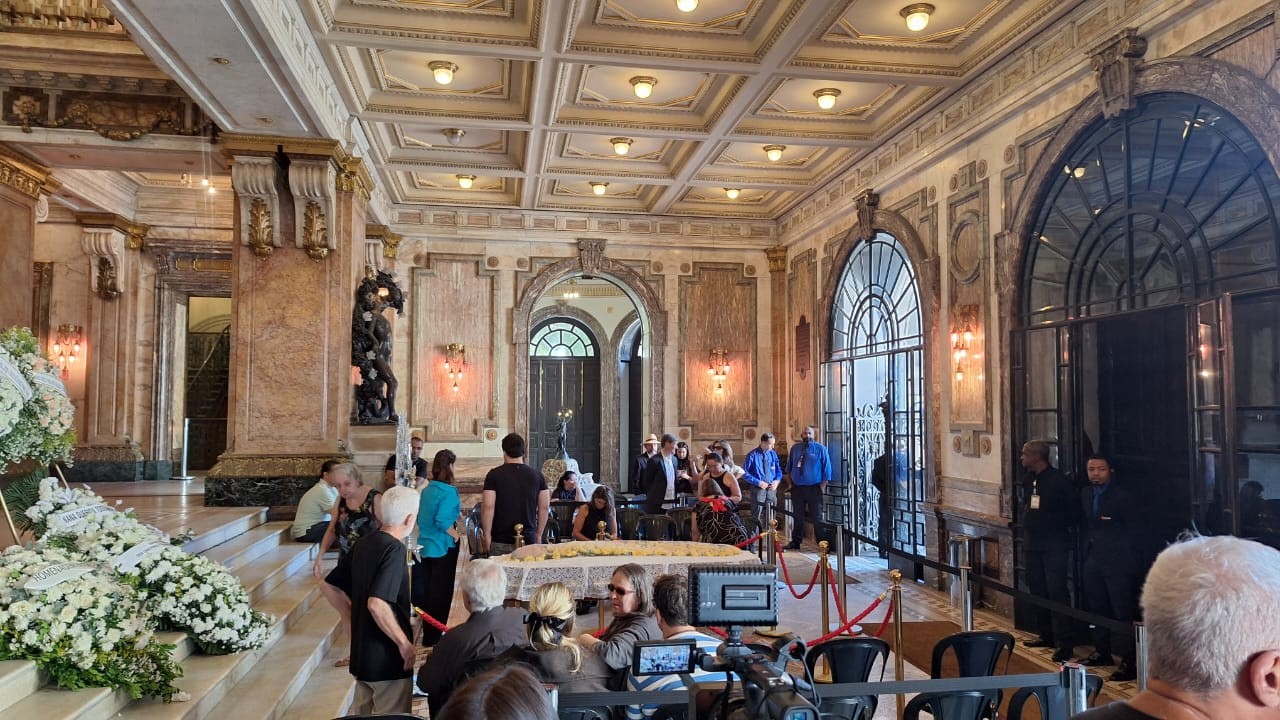 Corpo de Nana Caymmi é velado no Theatro Municipal do Rio; ‘Eu perco a mãe, mas o Brasil perde um pouco de bom da música’, diz filha