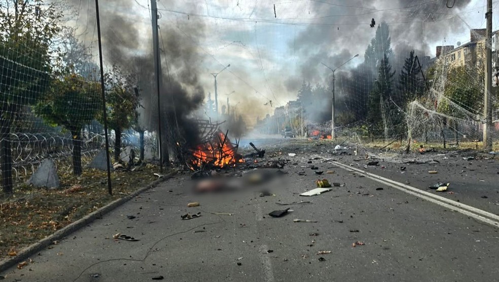 Destroços de ônibus em chamas e cadáveres em rua em Kramatorsk, no leste da Ucrânia, após ataque aéreo russo em 8 de outubro de 2026. — Foto: Divulgação/Polícia Nacional da Ucrânia