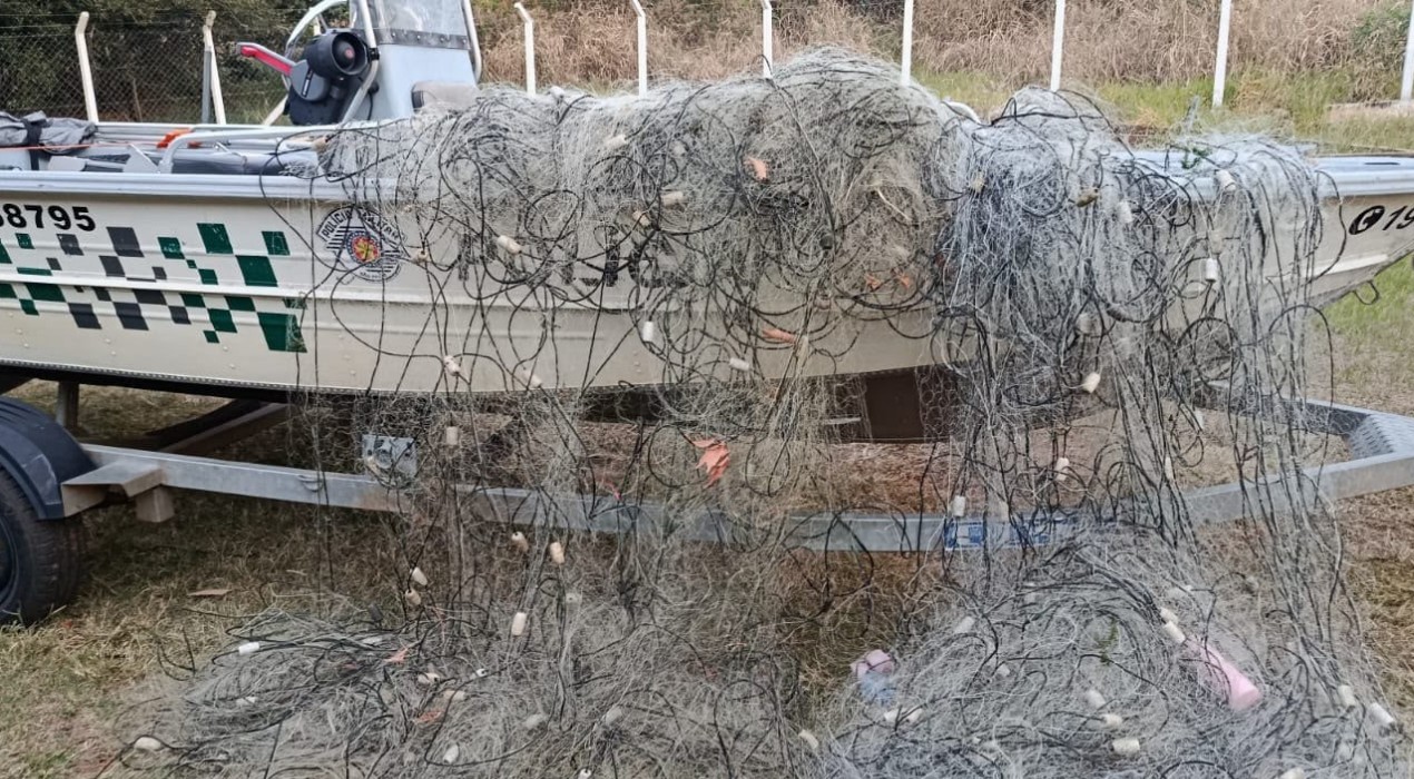 Polícia Ambiental apreende redes de pesca armadas irregularmente em lago de hidrelétrica em Presidente Epitácio