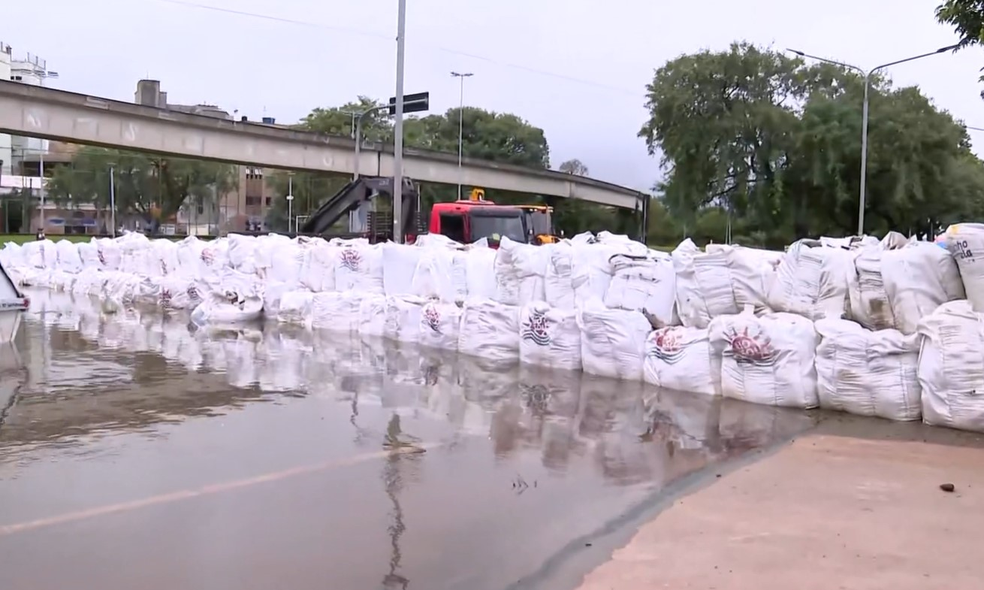 Sacos de areia colocados perto da Usina do Gasômetro, em Porto Alegre, para evitar que ruas voltem a inundar com a cheia do Guaíba na manhã desta segunda-feira (13). — Foto: Reprodução/TV Globo