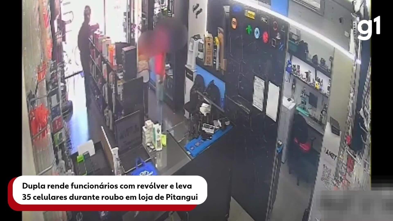 VÍDEO: Dupla rende funcionários com revólver e leva 35 celulares de loja de importados em MG