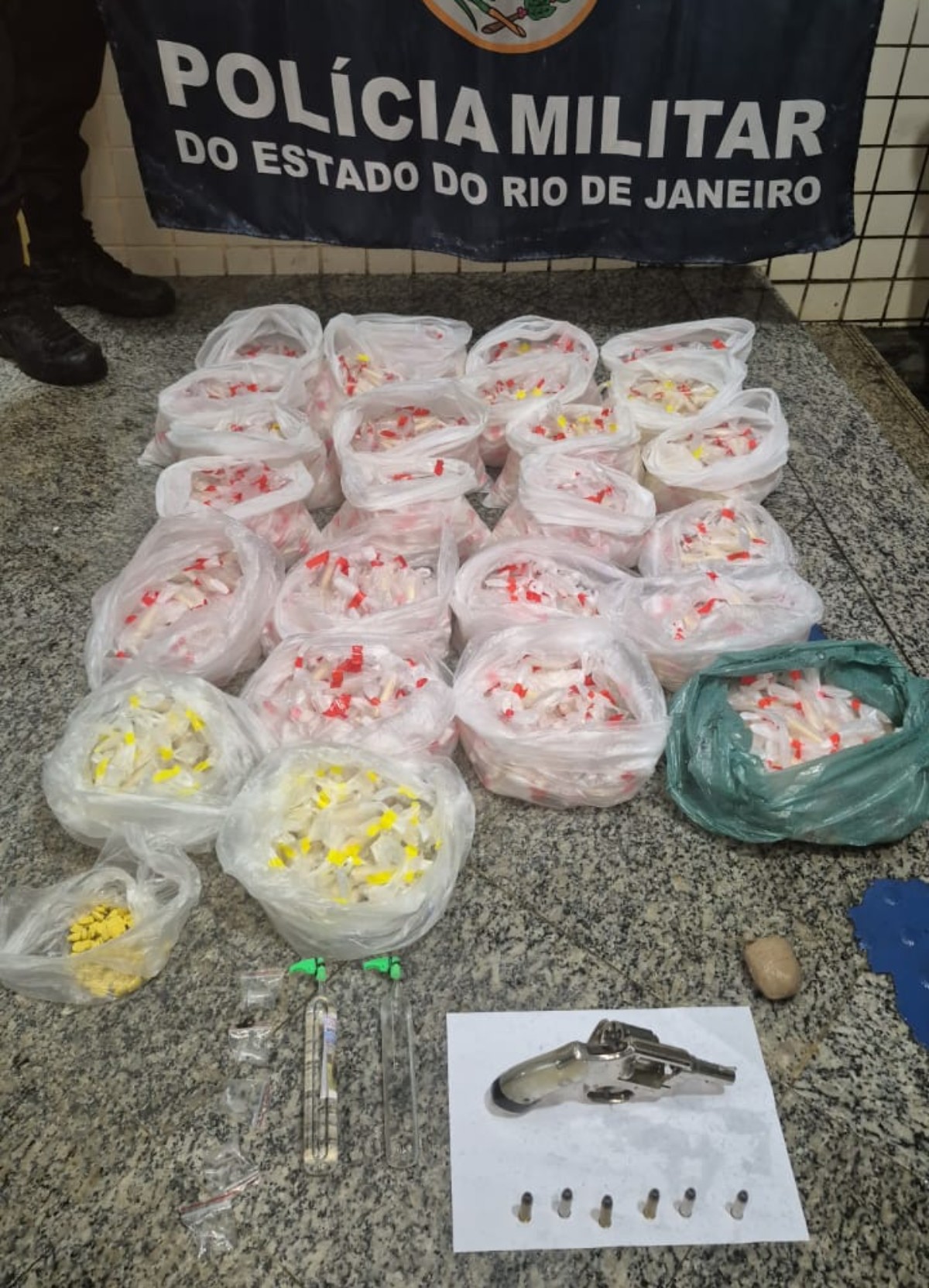 Trio é preso com quase 6 mil pinos de cocaína e arma na BR-116, em Sapucaia